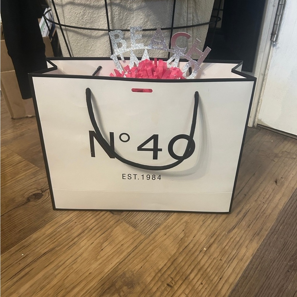 Free with bundle purchase No. 40 White & Black gift bag